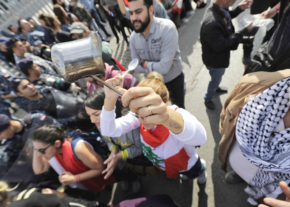 u0645u062au0638u0627u0647u0631u0629 u062au0642u0631u0639 u0639u0644u0649 u00abu0631u0643u0648u0629 u0642u0647u0648u0629u00bb u062eu0644u0627u0644 u062au0638u0627u0647u0631u0629 u0623u0645u0627u0645 u0648u0632u0627u0631u0629 u0627u0644u0645u0627u0644u064au0629 u0641u064a u0628u064au0631u0648u062a u0623u0648u0644 u0645u0646 u0623u0645u0633t (u0623 u0641 u0628)