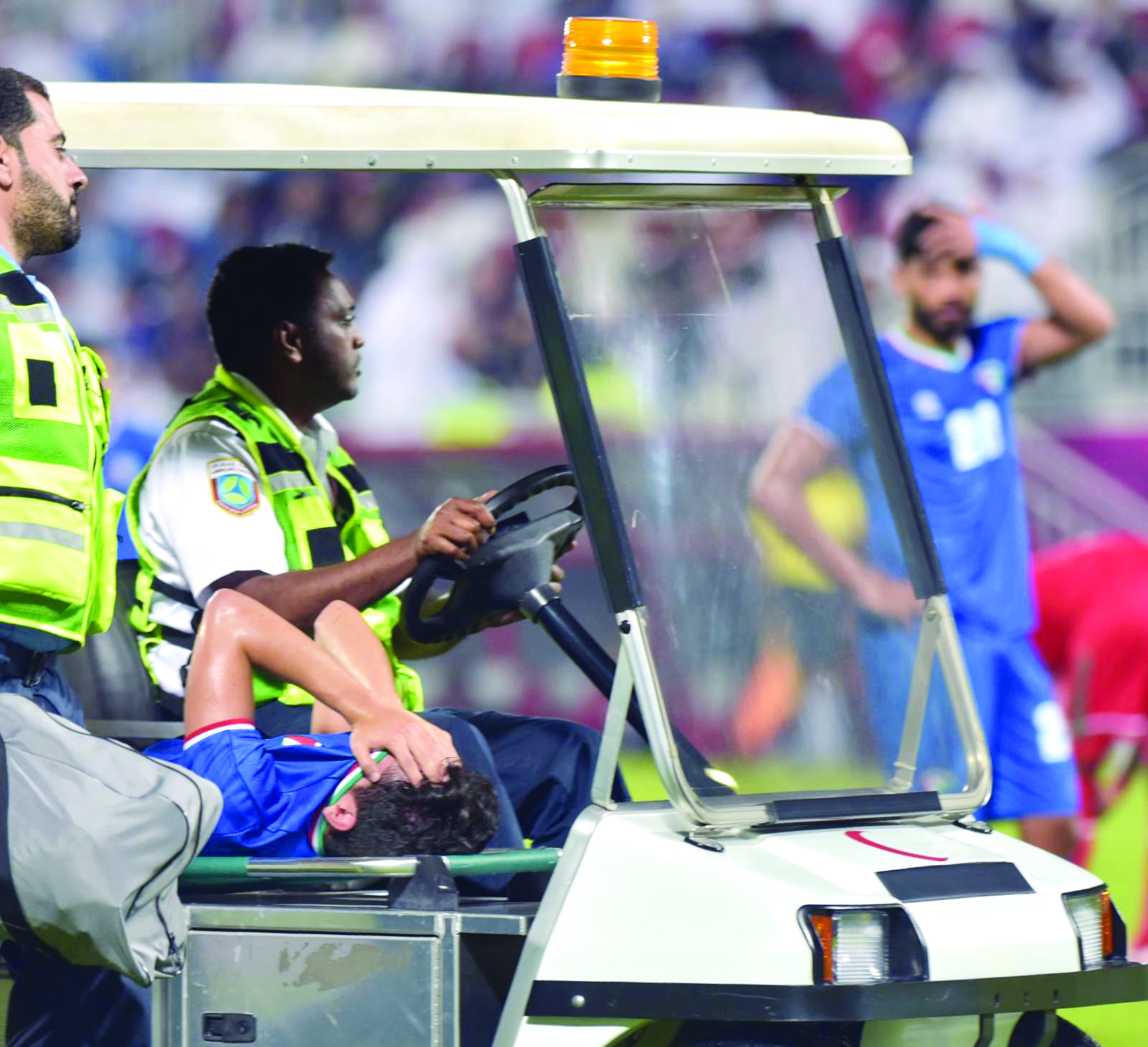  مبارك الفنيني متأثراً بالإصابة خلال نقله إلى خارج الملعب 