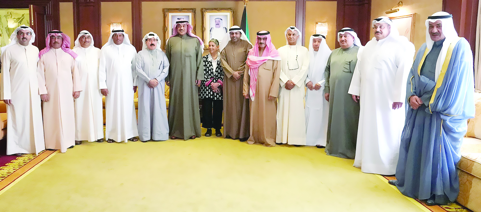 لقطة جماعية للخالد مع الجبري والدعيج ورئيسة جمعية الصحافيين ورؤساء التحرير