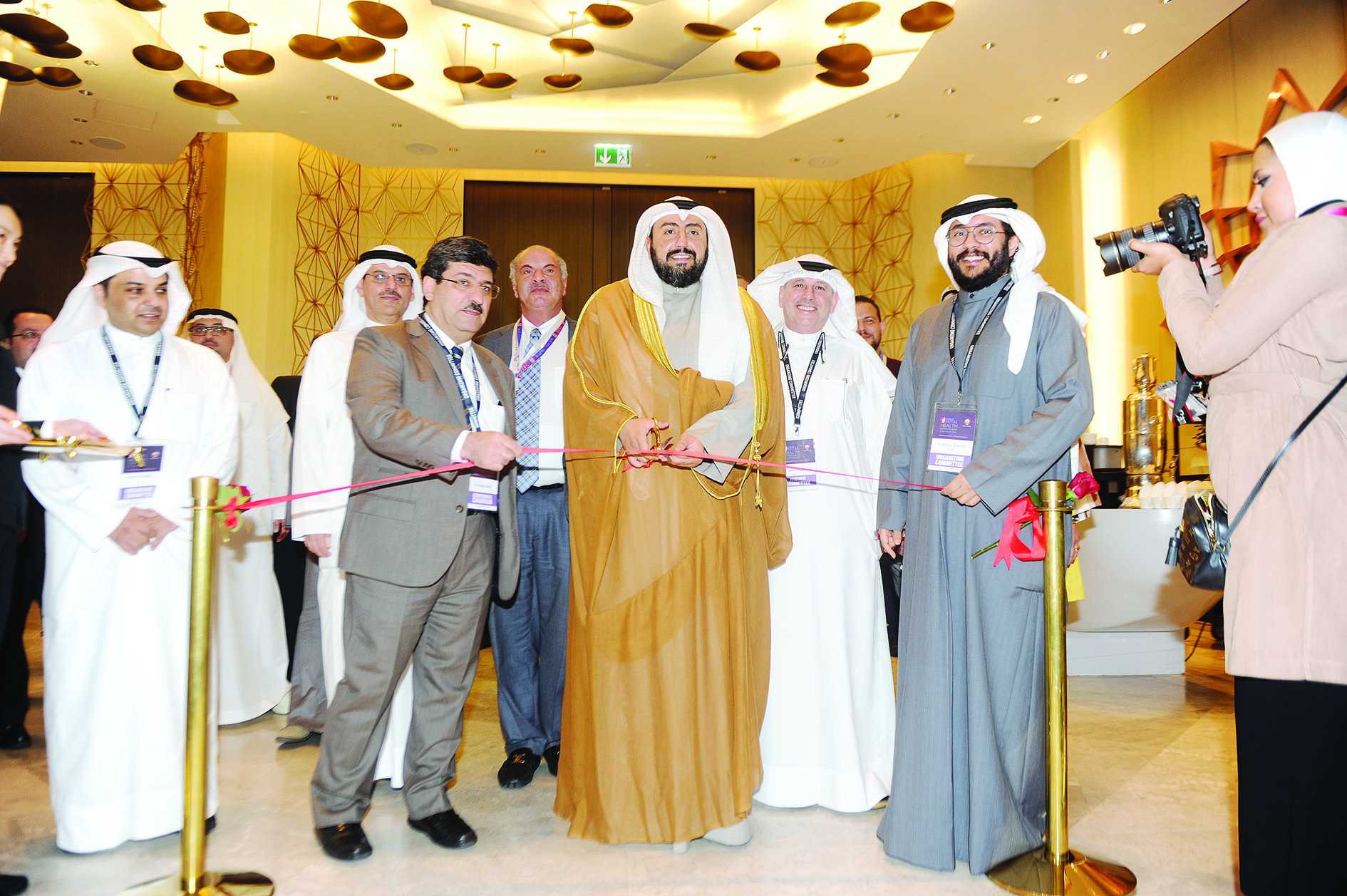 قص شريط الافتتاح 