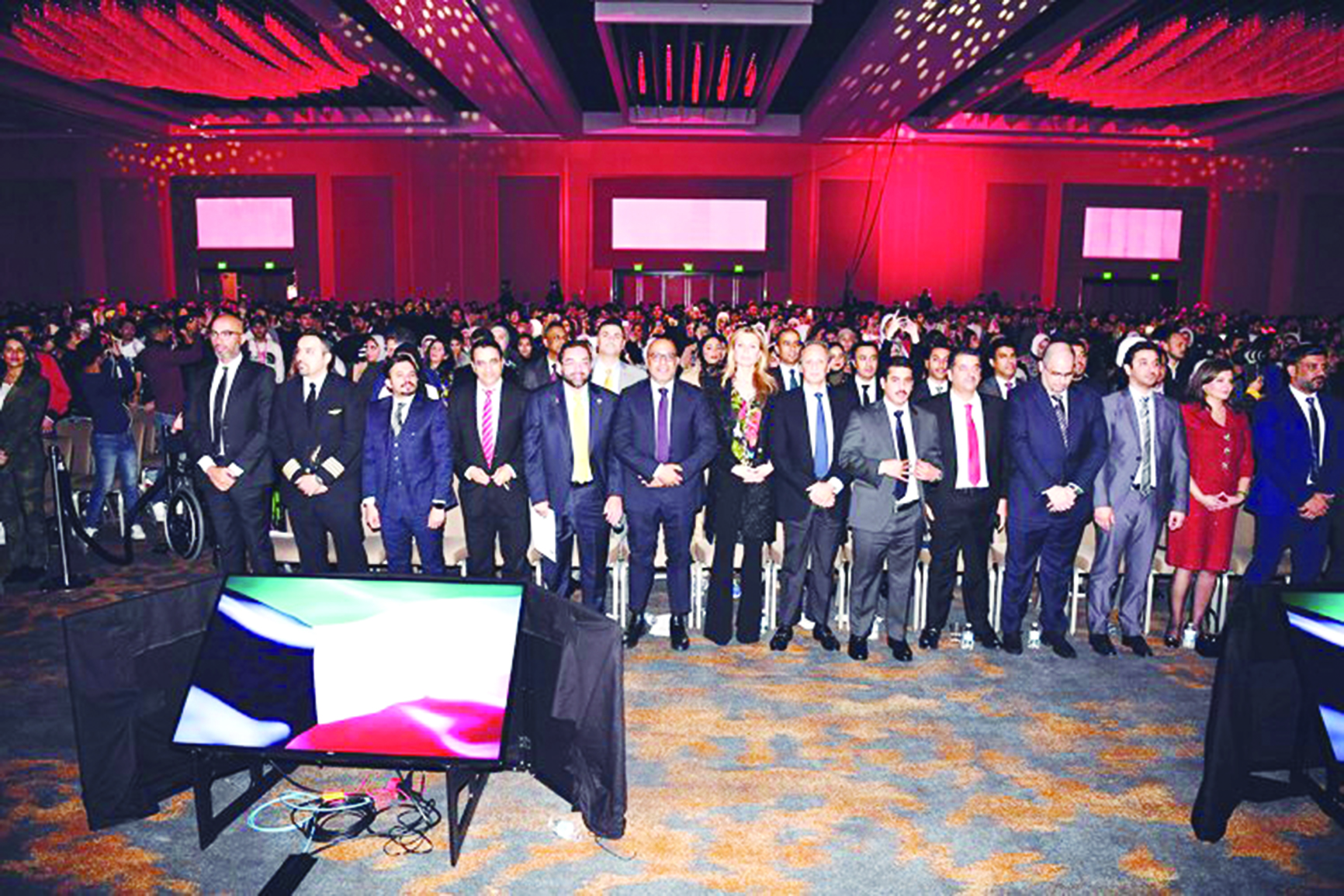 الحضور يقفون للنشيد الوطني 