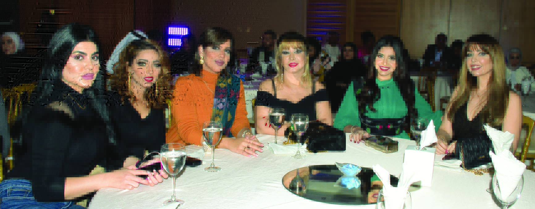 من اليمين: ندين فهد ونورا محمد ووالدة ندين ورانيا وفاطمة الدمخي وشيماء قمبر 