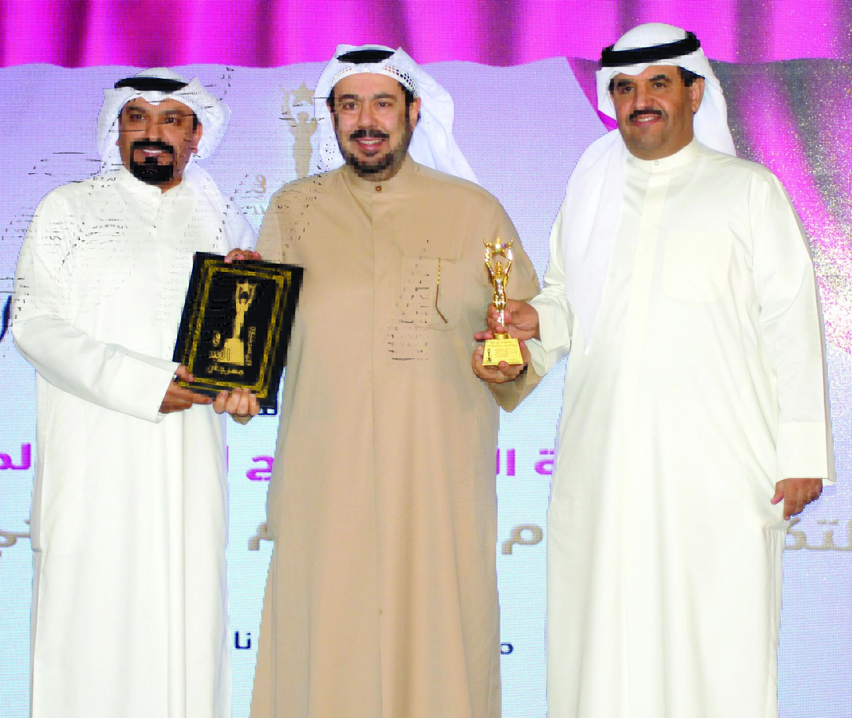 عبدالعزيز المسلم يتسلّم الجائزة من دعيج الخليفة ونايف الشمري