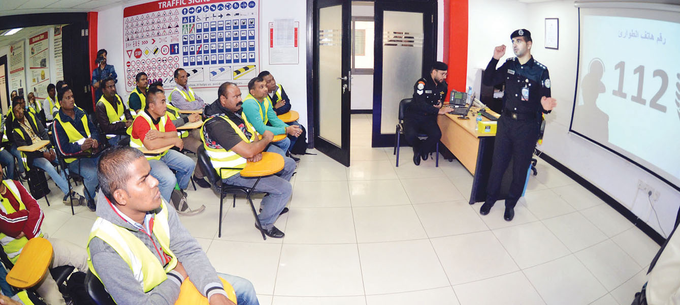 بوحسن يشرح للسائقين قواعد المرور