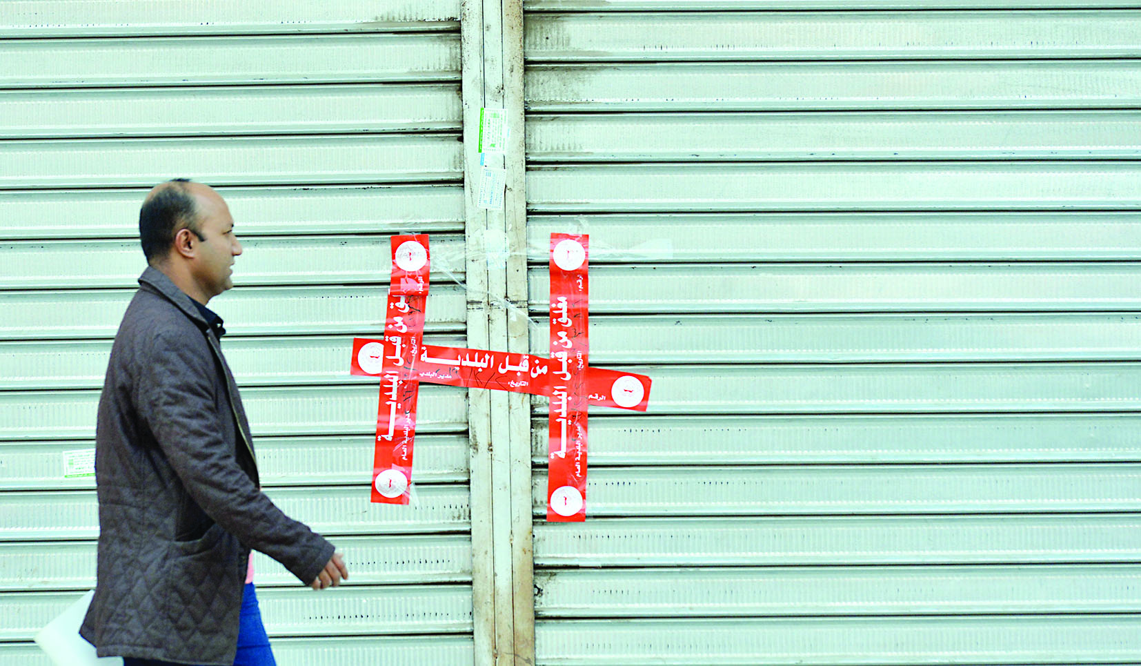 أحد المحال المخالفة بعد تشميعها 