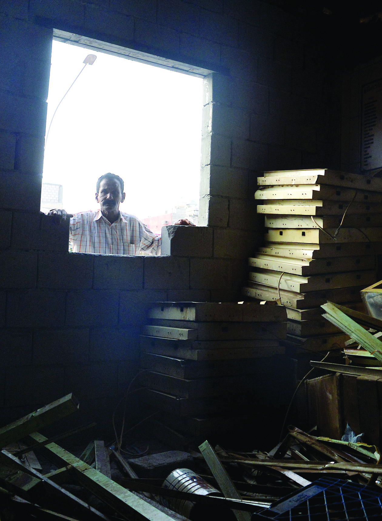 عامل يقوم ببناء الحائط الخارجي 