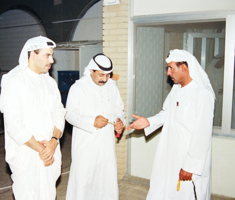 الفقيد يتحدث إلى فيصل الشايع بحضور عادل الفوزان