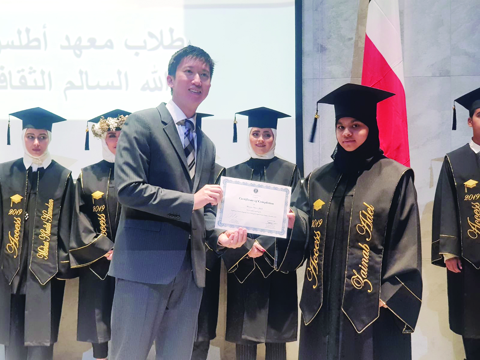 وين مكرّماً إحدى المتفوقات