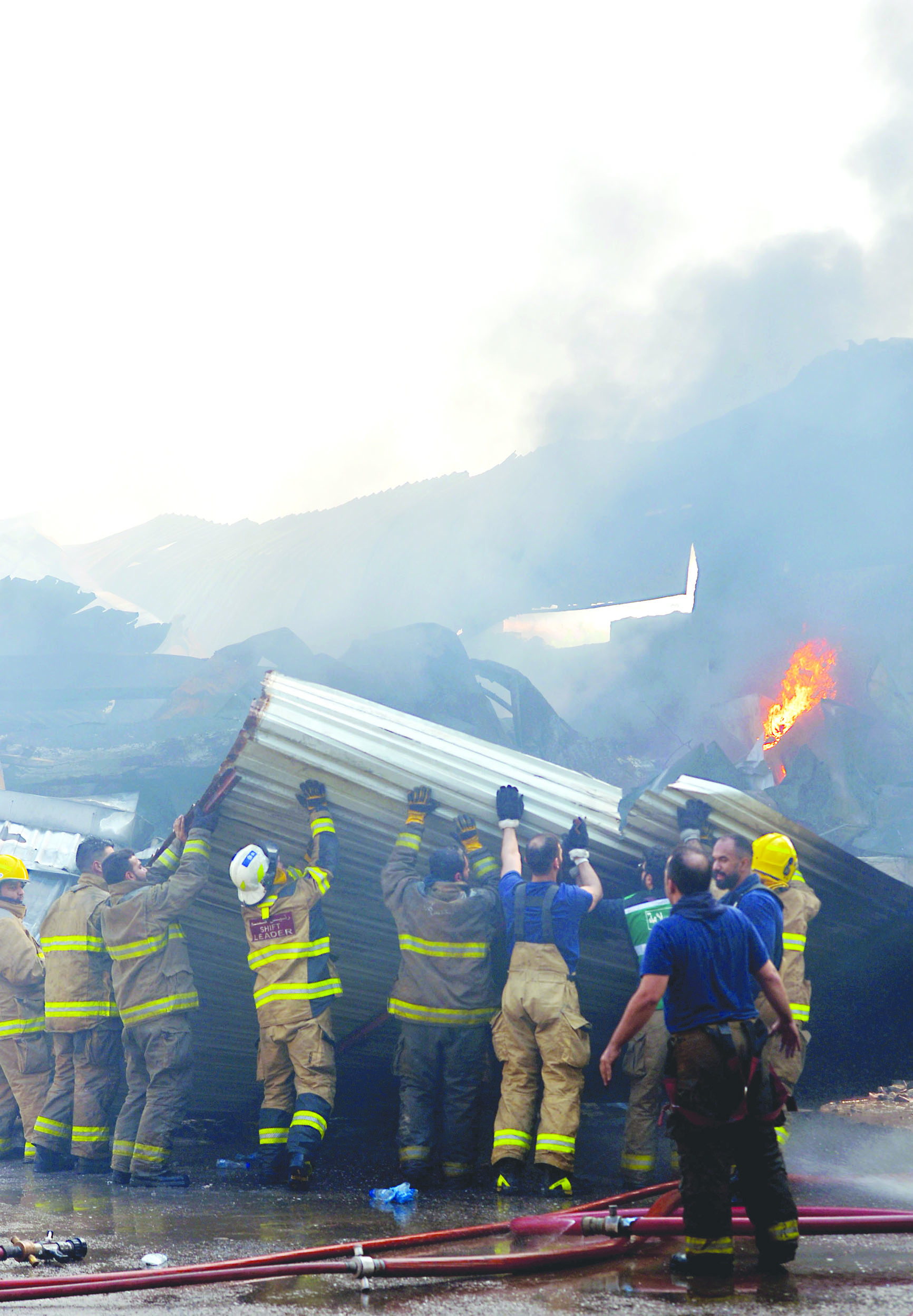 رجال الإطفاء يرفعون ألواح الكيربي المتساقطة