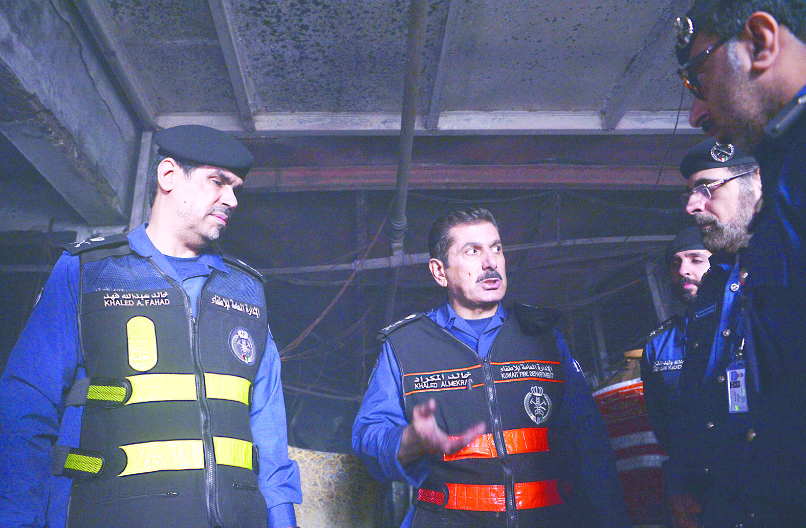 الفريق المكراد يعطي تعليماته بحضور اللواء خالد فهد