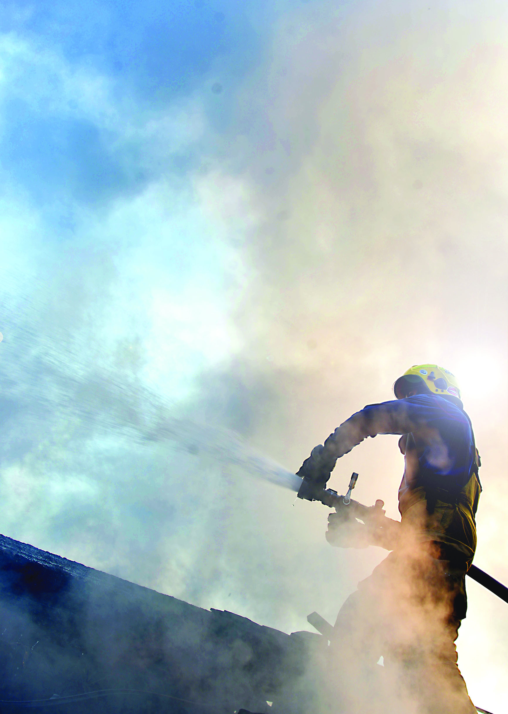 صراع مع النار وسط الأدخنة  	(تصوير نايف العقلة)