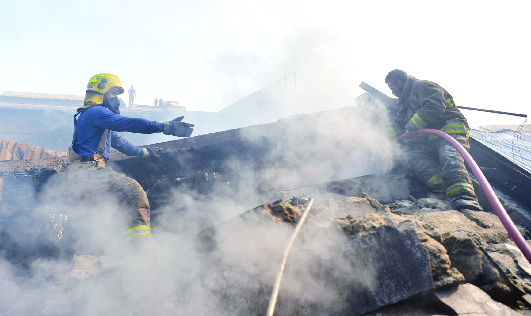 انهيار المخازن صعّب مهمة رجال الإطفاء     	   