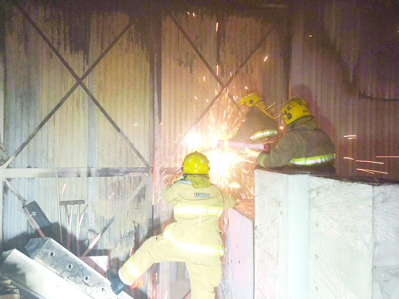 قص ألواح الكيربي داخل الغرف للسيطرة على الحريق