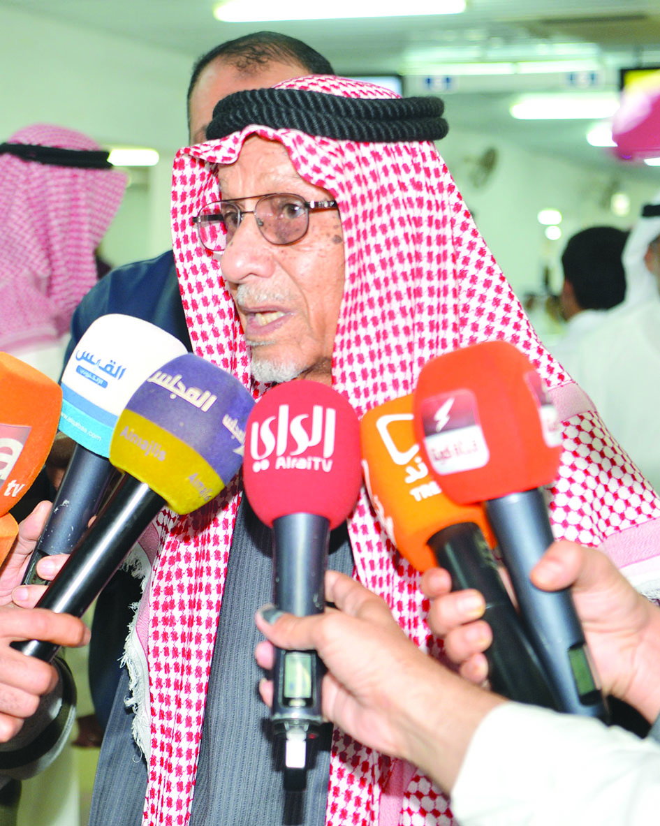 خالد الحمد متحدثاً إلى الإعلاميين 