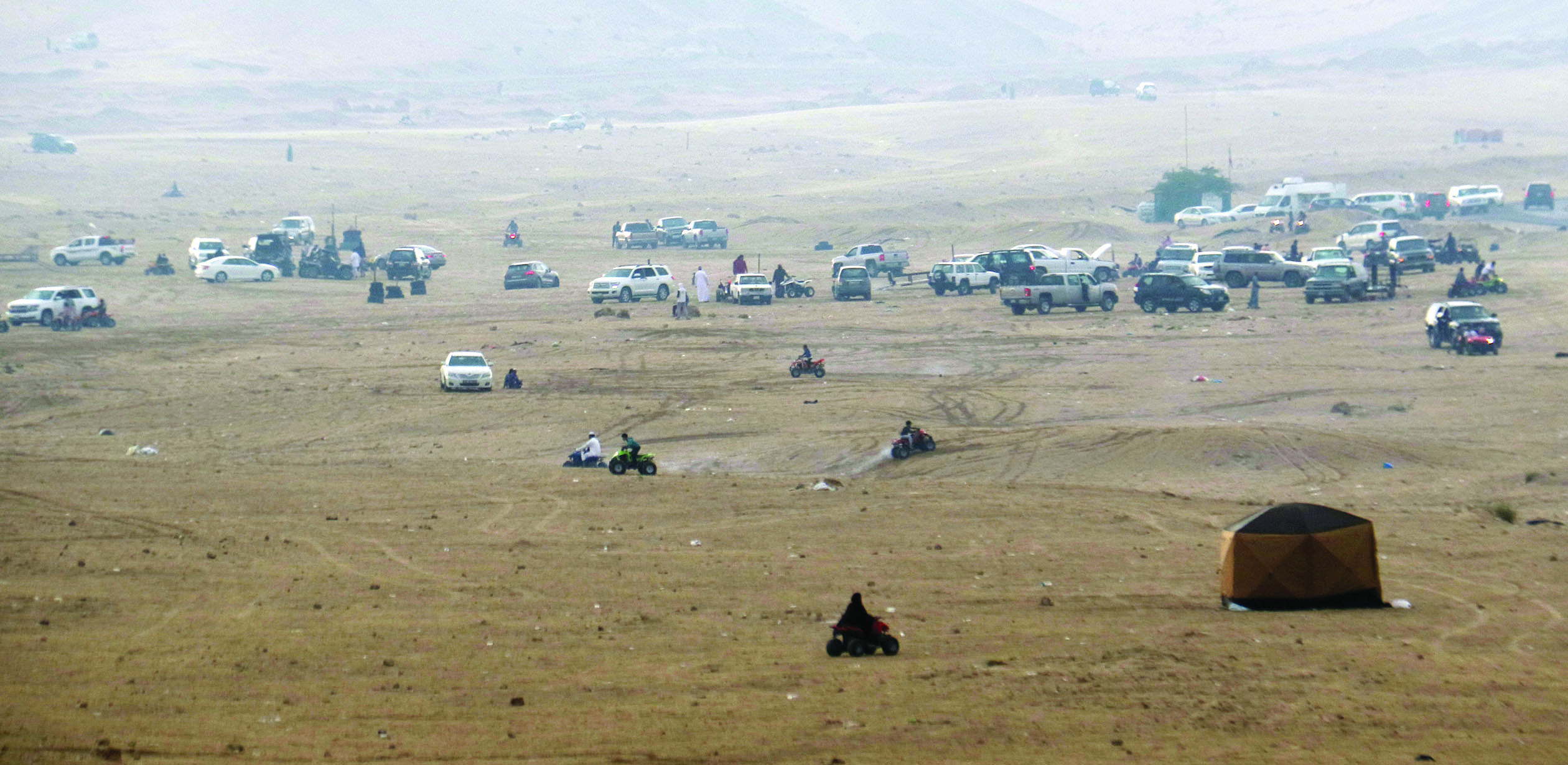 فرحة الأهالي بهطول الأمطار في بر الصبية  	 ( تصوير سعود سالم)