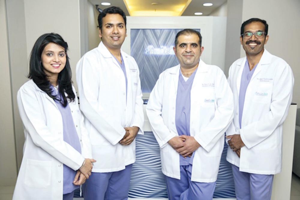 هاني المزيدي متوسطاً الطاقم الطبي في المركز 