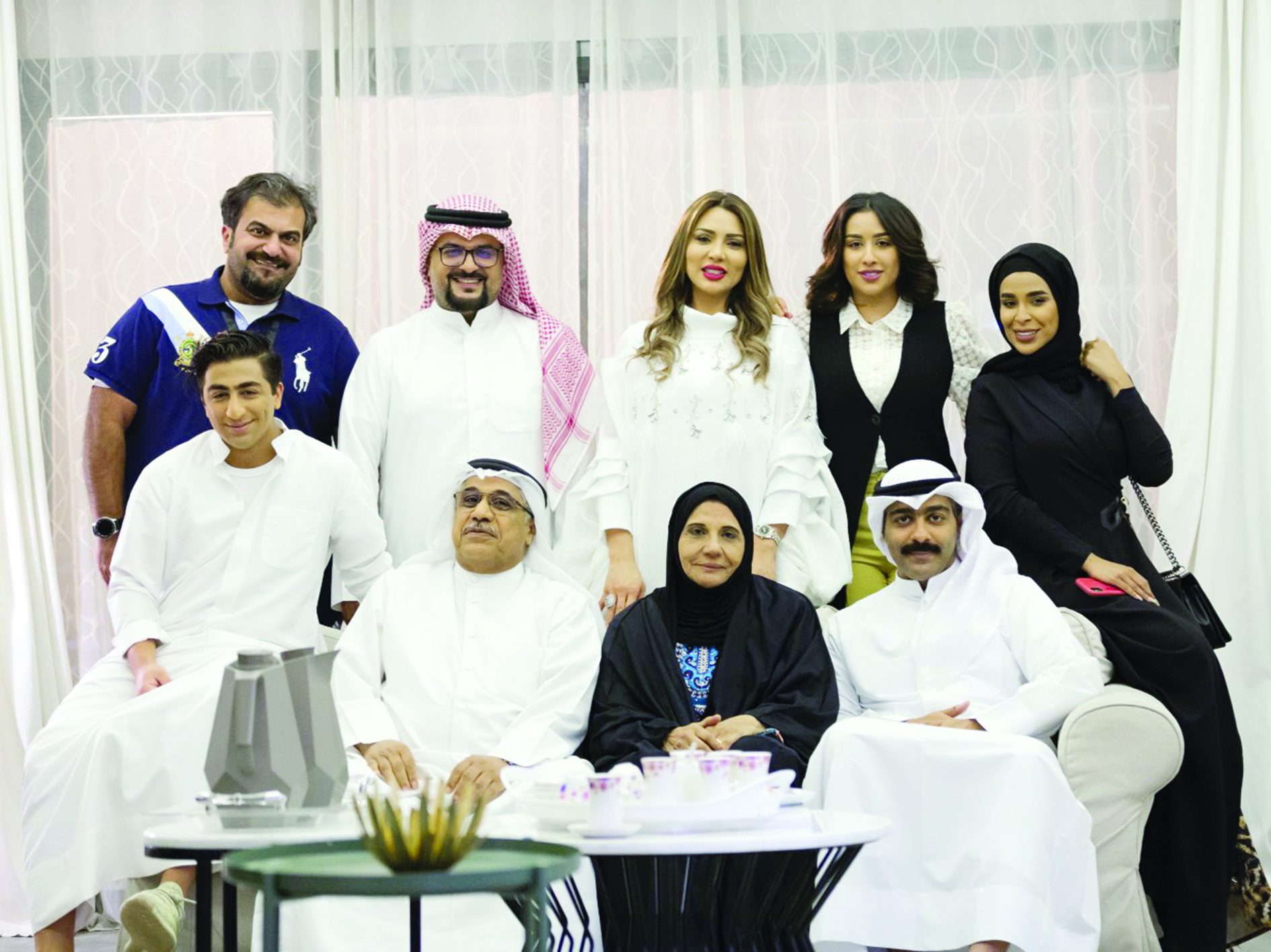 فريق العمل في لقطة جماعية 