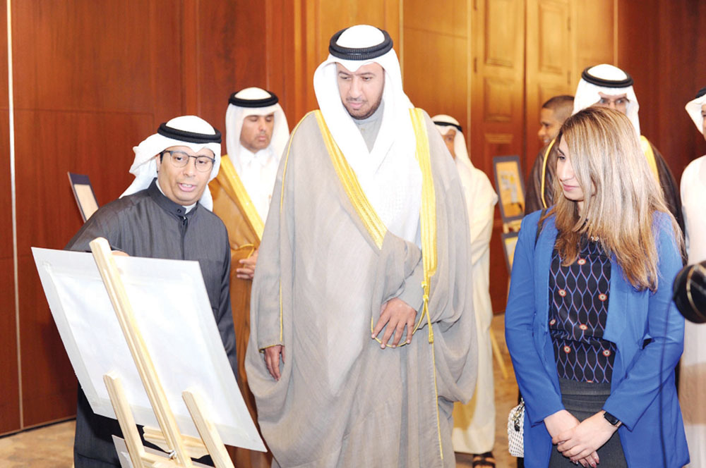 العفاسي في جولة بمعرض للكاريكاتير على هامش المنتدى 