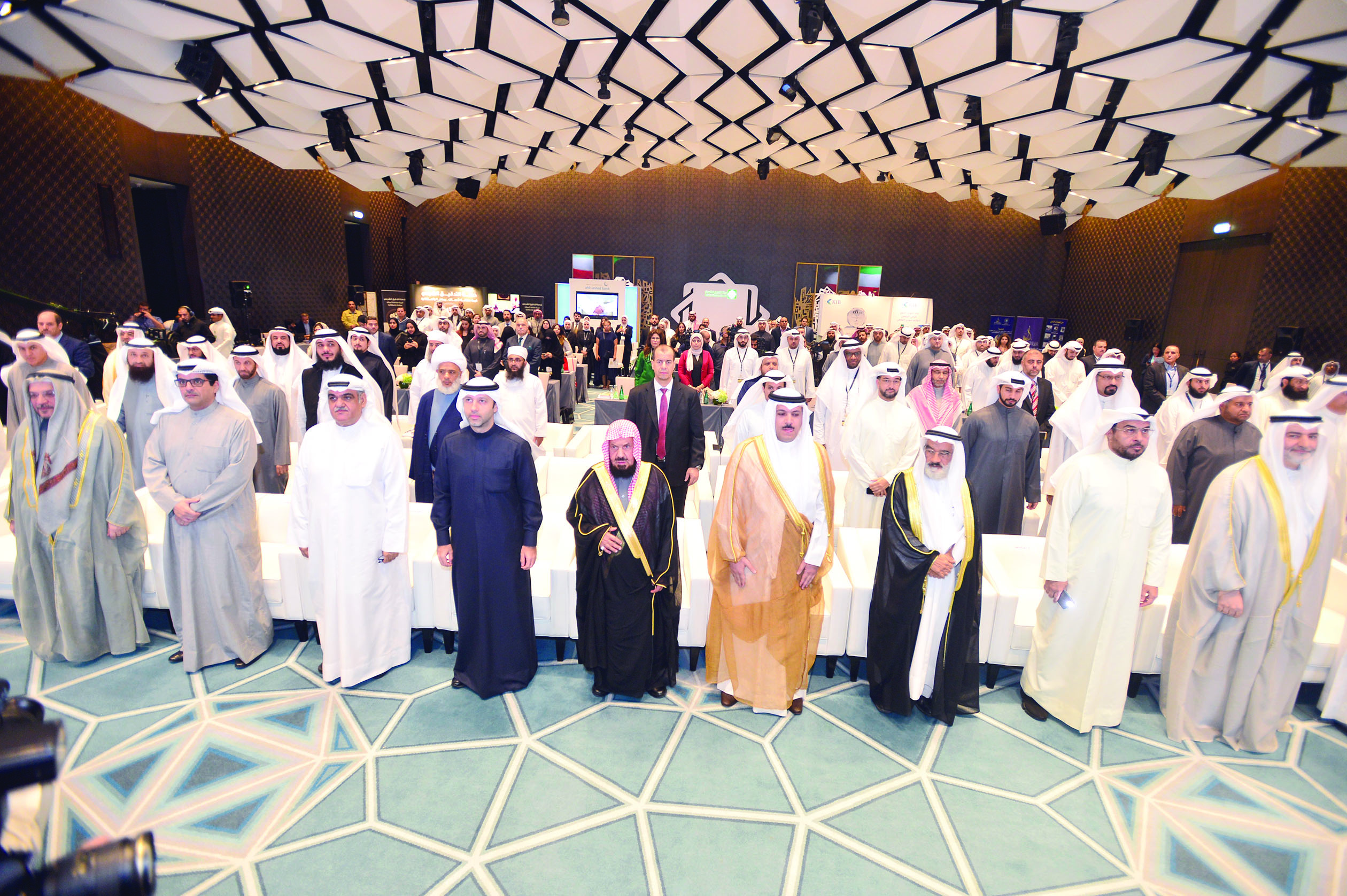 الهاشل متوسطاً المنيع والنشمي بحضور أنور المضف وعبدالستار القطان ورائد بوخمسين ووليد العوضي ومازن الناهض   