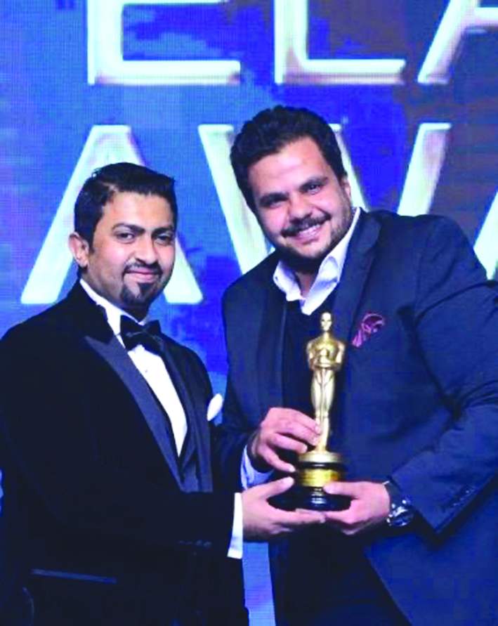 حسين موسى  يتسلم جائزته من رئيس المهرجان محمد فريد