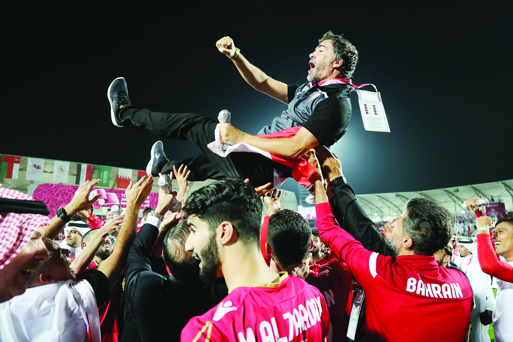 u0644u0627u0639u0628u0648 u0645u0646u062au062eu0628 u0627u0644u0628u062du0631u064au0646 u064au062du062au0641u0648u0646 u0628u0645u062fu0631u0628u0647u0645                         t            (u0623 u0641 u0628)