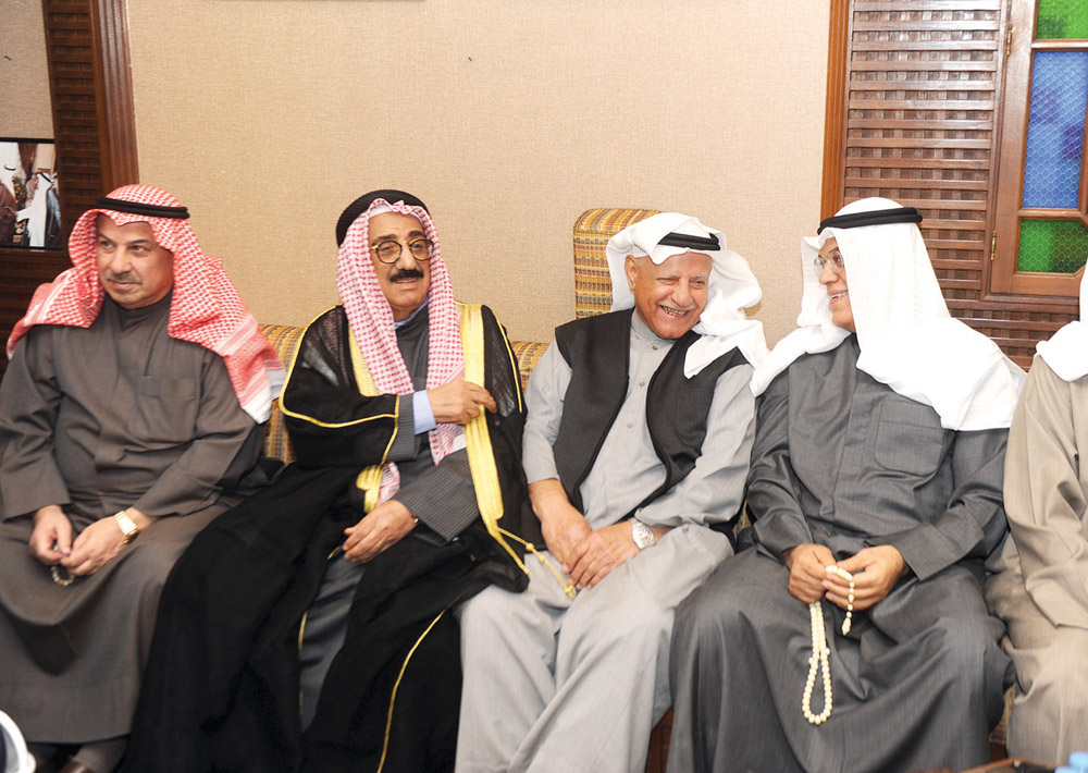 حسين القطان متوسطاً رواد ديوانه