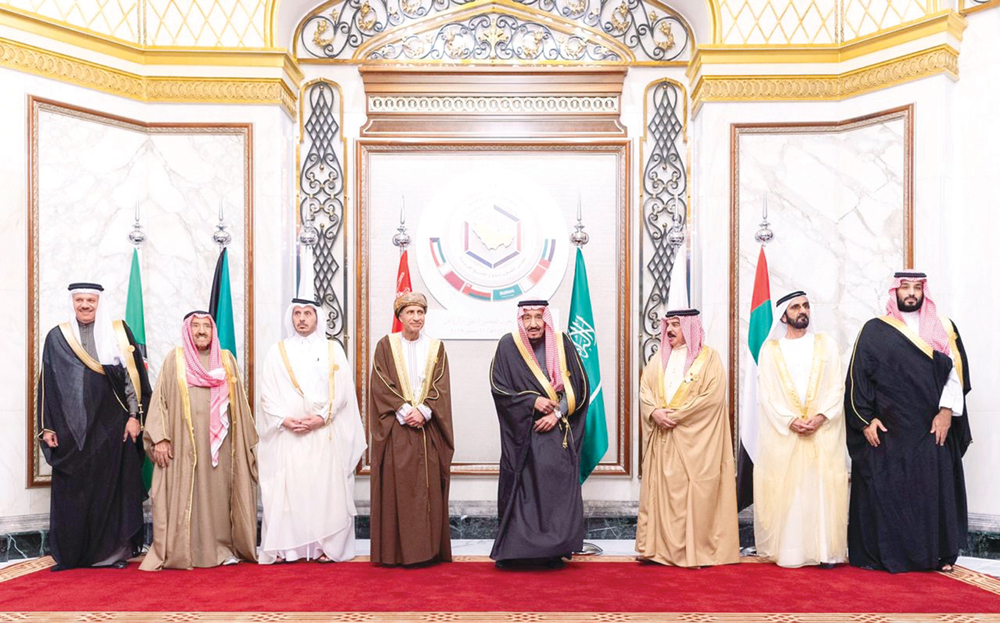 لقطة جماعية لقادة مجلس التعاون على هامش قمة الرياض