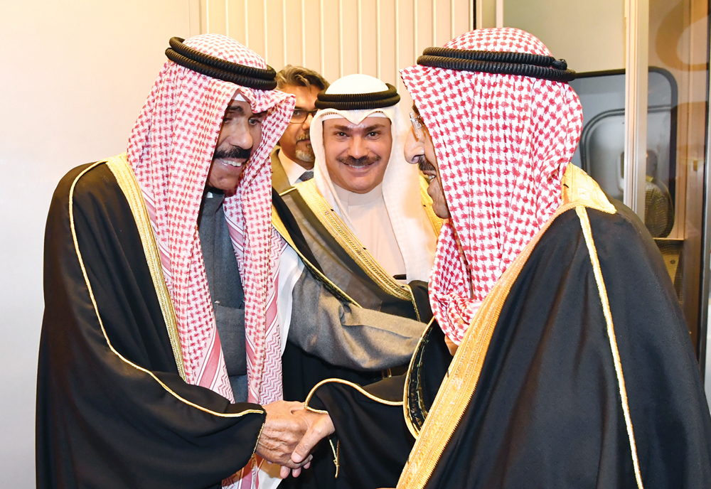 سمو الأمير عند عودته إلى البلاد وفي استقباله سمو ولي العهد