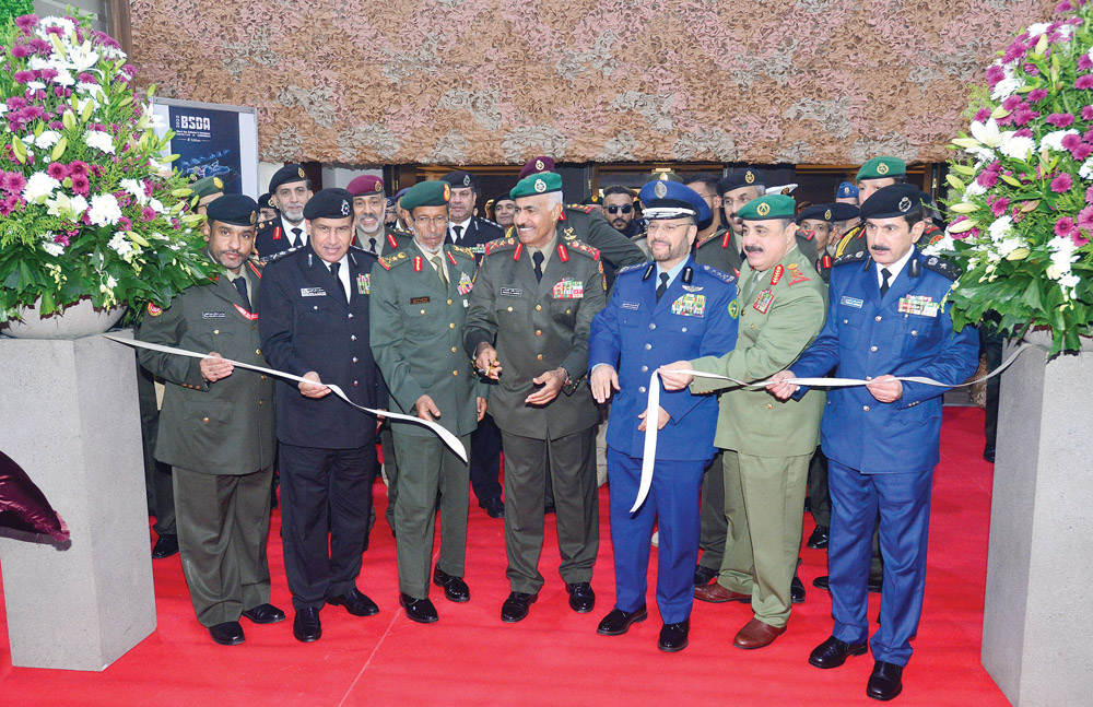 الخضر يقص شريط افتتاح المعرض بمشاركة الرفاعي والنهام والمكراد والضيفين السعودي والإماراتي     	    (تصوير أسعد عبدالله)