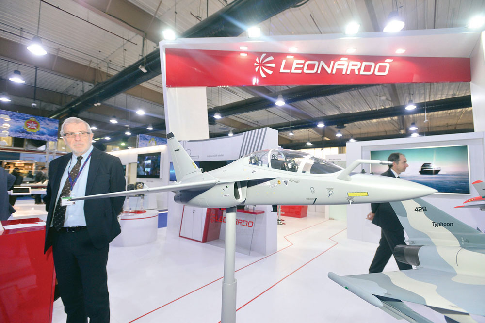 مجسم لطائرة «يورو فايتر» في المعرض