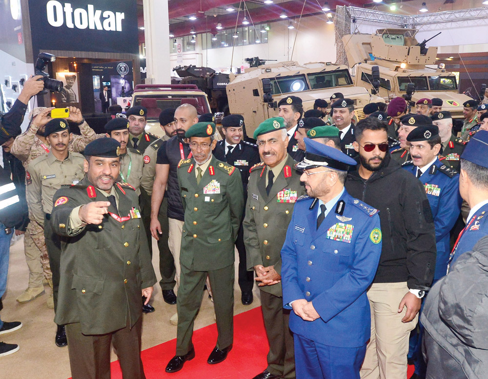 ضابط يشرح للحضور عن محتويات أحد الأجنحة