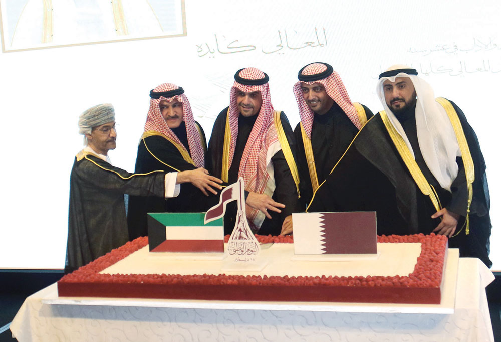 أنس الصالح وباسل الصباح يشاركان السفير القطري قطع قالب الحلوى 	(تصوير سعود سالم)