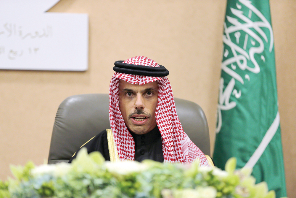 فيصل بن فرحان خلال المؤتمر الصحافي