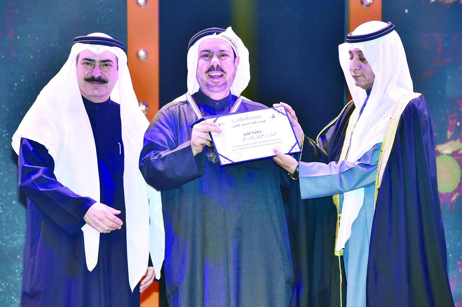 عبدالعزيز المسلم يتسلم التكريم