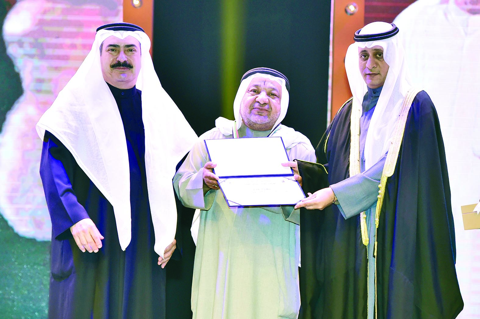 ... وتكريم حسن القلاف