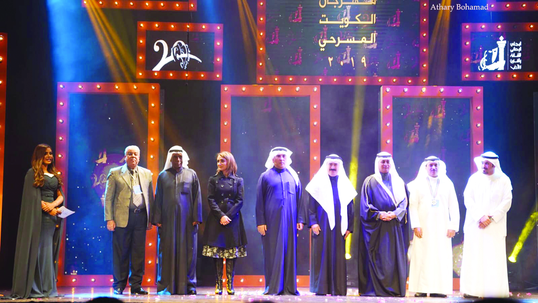 كامل العبدالجليل وبدر الدويش مع أعضاء لجنة التحكيم