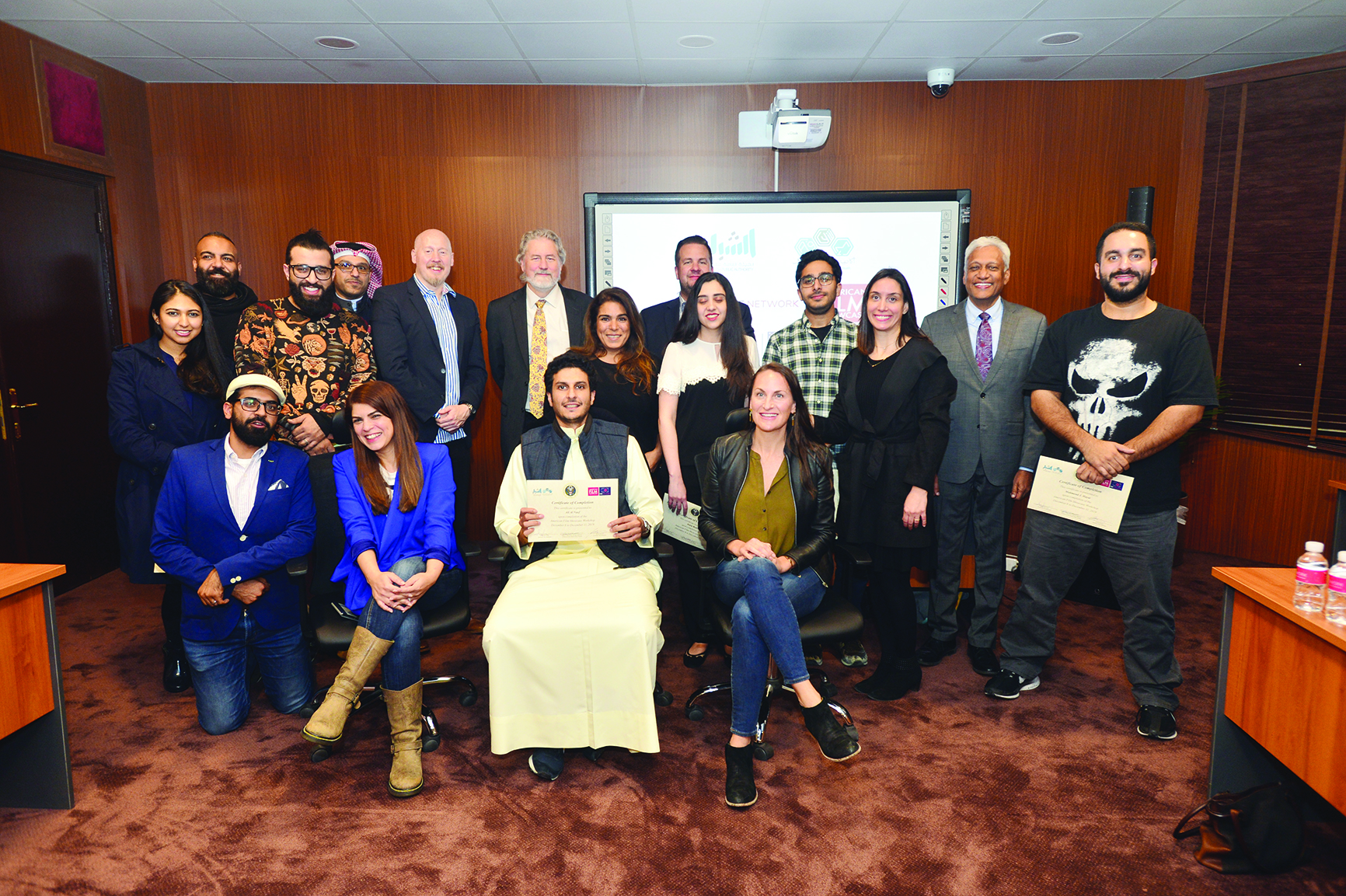 ميموت متوسطاً مجموعة من الطلبة المشاركين بالبرنامج 