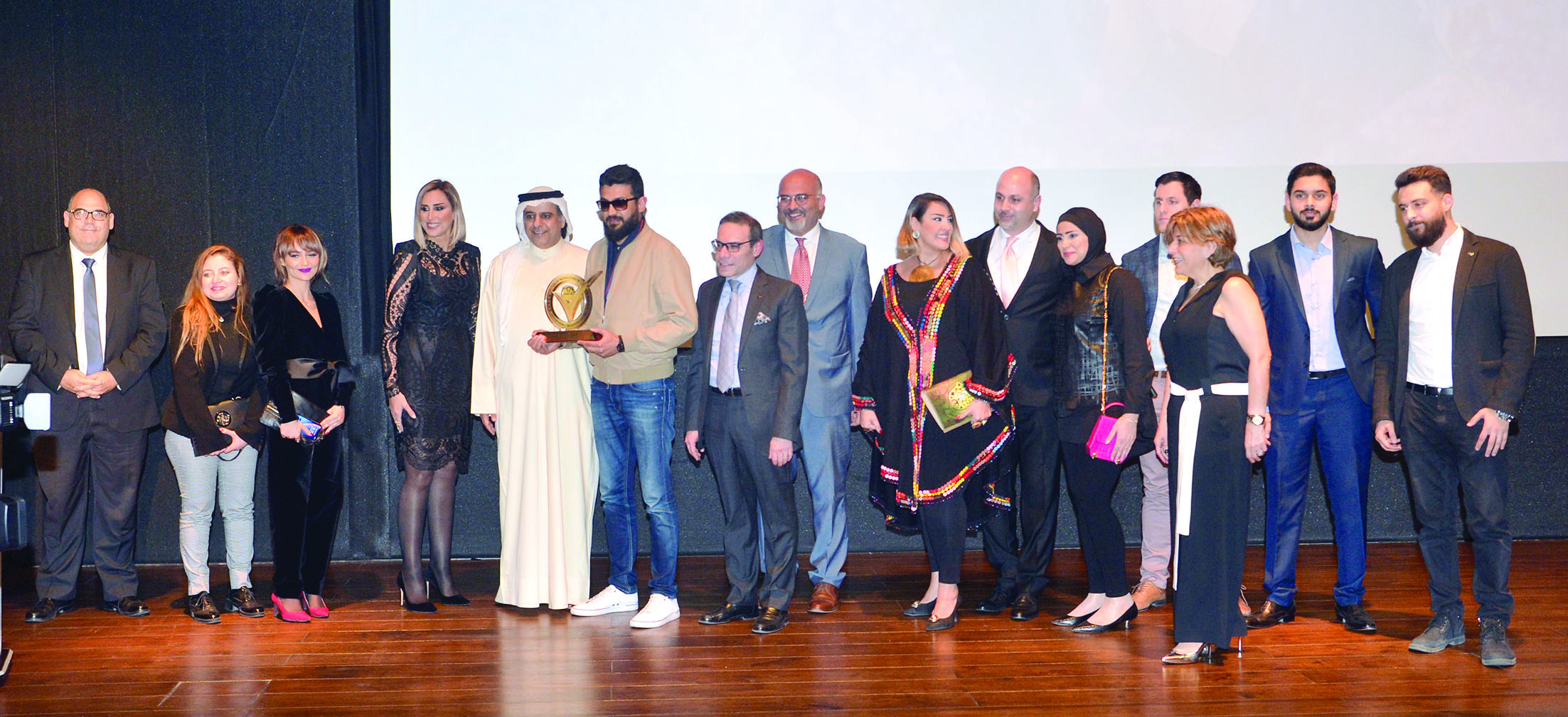 u0645u0643u0631u0645u0648u0646 u0641u064a u0644u0642u0637u0629 u062cu0645u0627u0639u064au0629 t(u062au0635u0648u064au0631 u0646u0627u064au0641 u0627u0644u0639u0642u0644u0629)