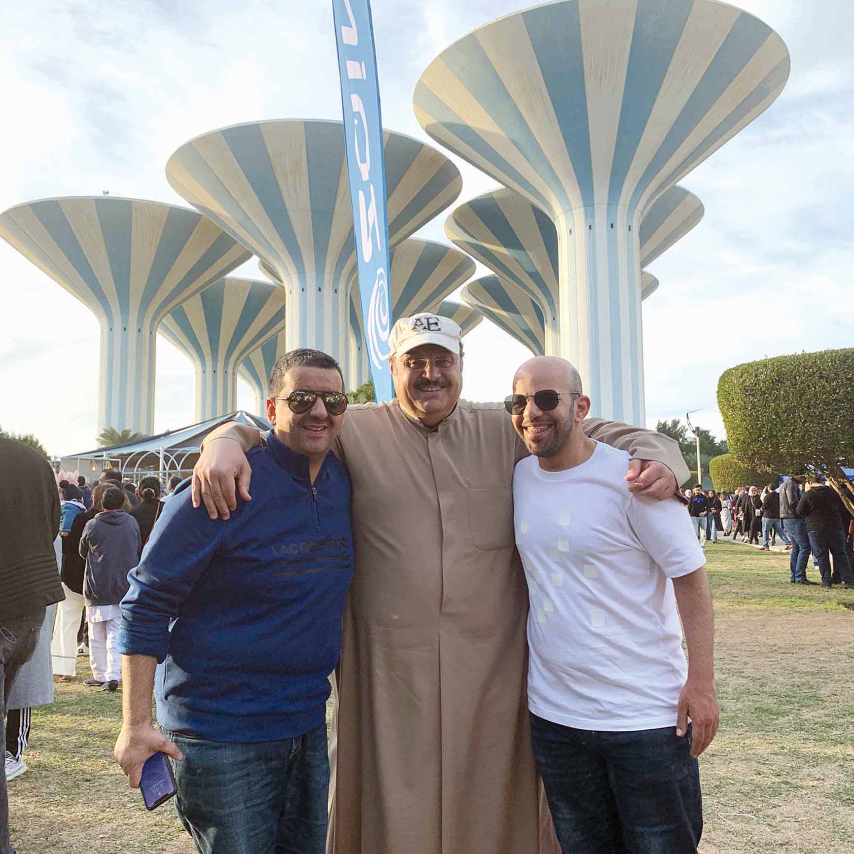 الزميل رئيس التحرير وليد الجاسم متوسطاً وليد الخشتي ومشاري البدر