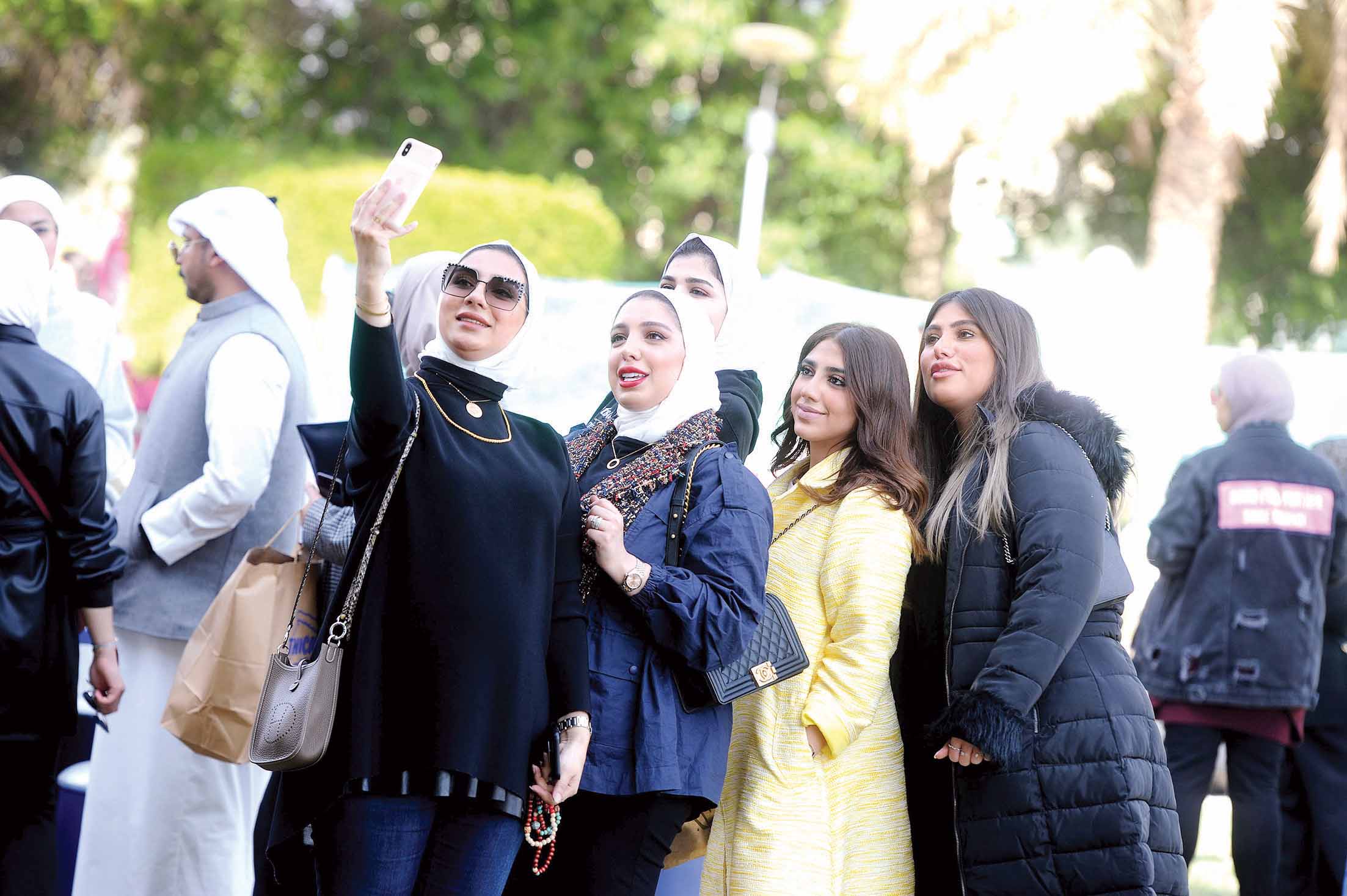 «سيلفي» يوثق زيارة المعرض