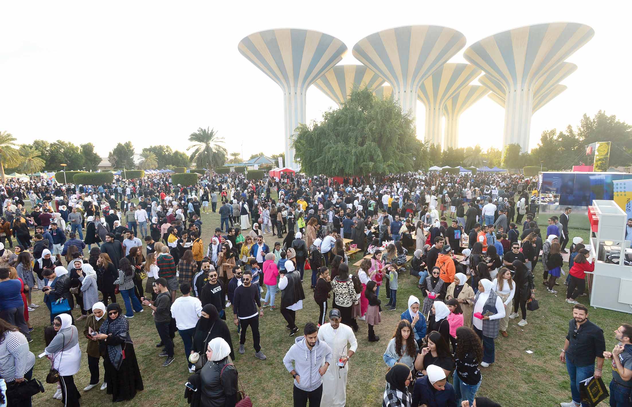 حضور حاشد     	 (تصوير أسعد عبدالله)