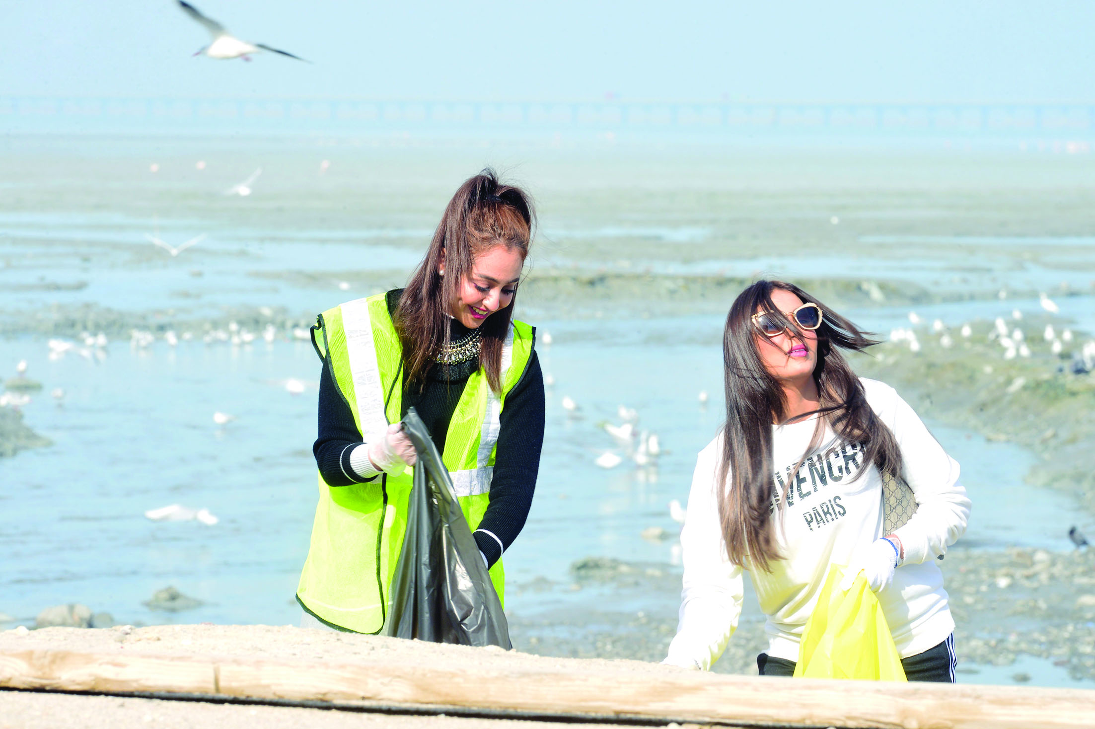 u0641u062au0627u062au0627u0646 u062au0634u0627u0631u0643u0627u0646 u0641u064a u0627u0644u0646u0634u0627u0637 u0627u0644u0628u064au0626u064a u0648u062eu0644u0641u0647u0645u0627 u0623u0633u0631u0627u0628 u0645u0646 u0627u0644u0637u064au0648u0631                                   t       (u062au0635u0648u064au0631 u0623u0633u0639u062fu0639u0628u062fu0627u0644u0644u0647)