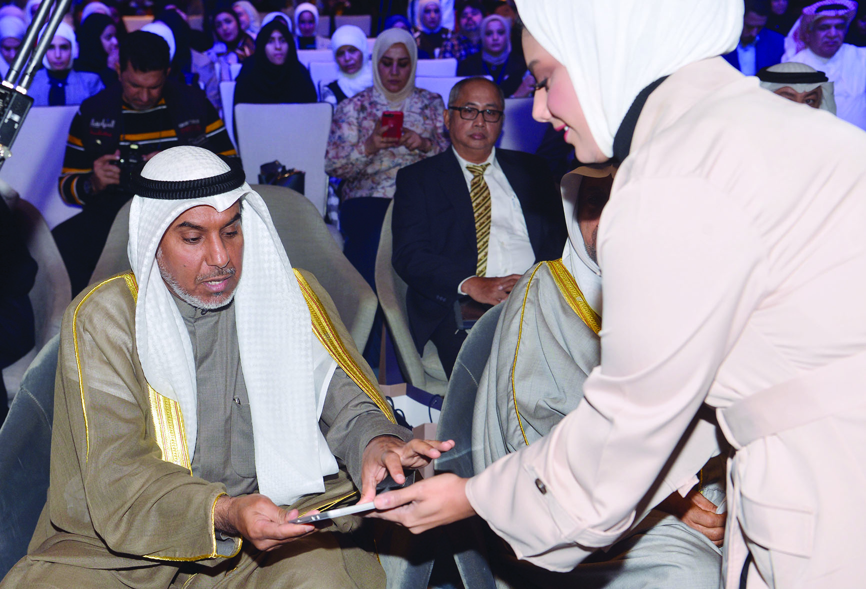 الشعلة يدشن مسابقة كتابة قصص الأطفال 