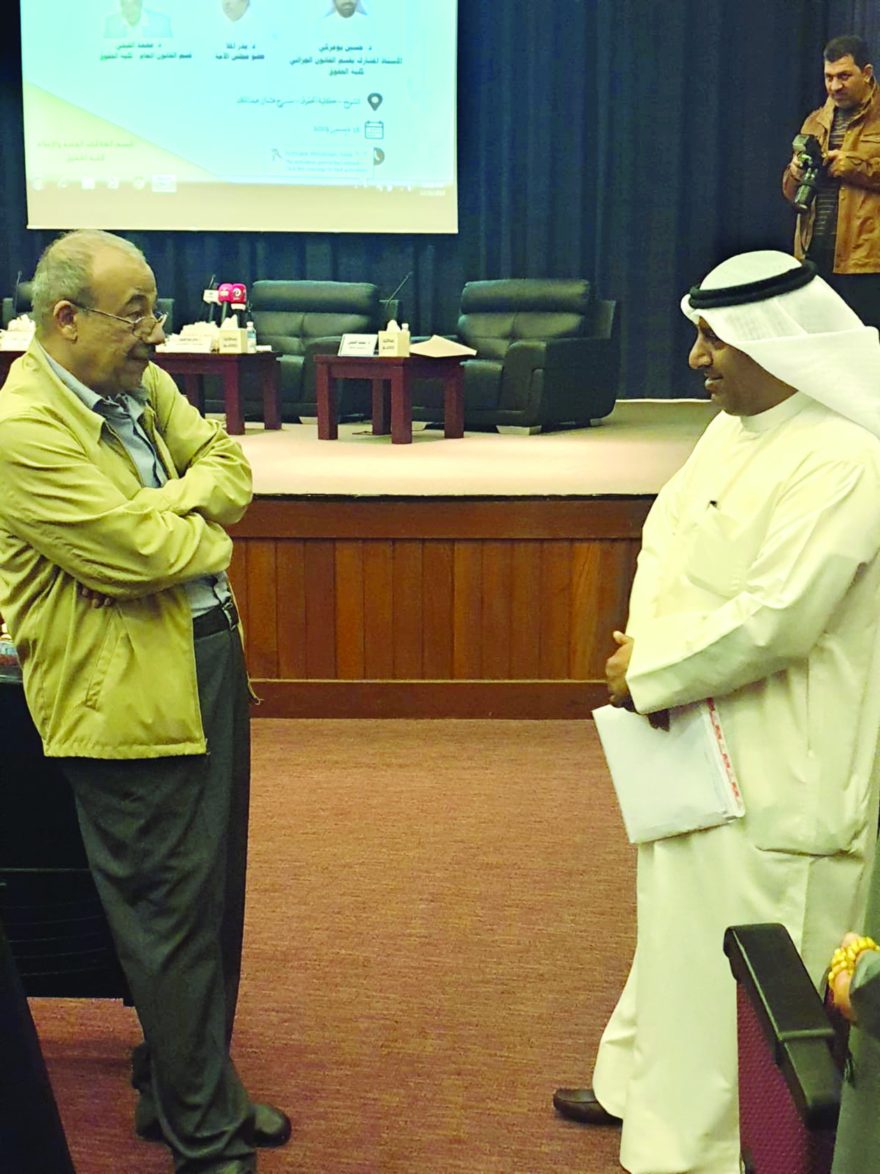 u062du062fu064au062b u0628u064au0646 u0627u0644u0641u064au0644u064a u0648u0627u0644u0645u0644u0627 u0639u0644u0649 u0647u0627u0645u0634 u0627u0644u0646u062fu0648u0629