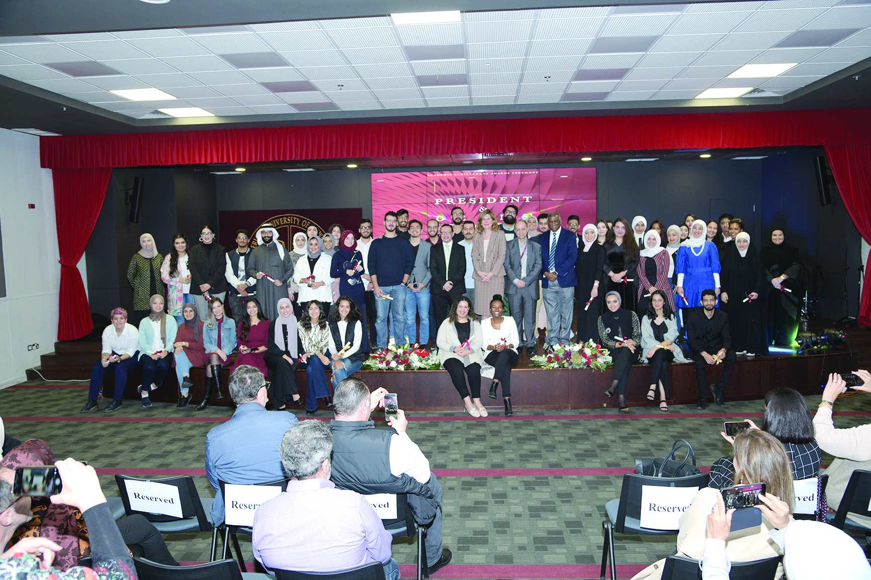 صورة جماعية للطلبة المتفوقين