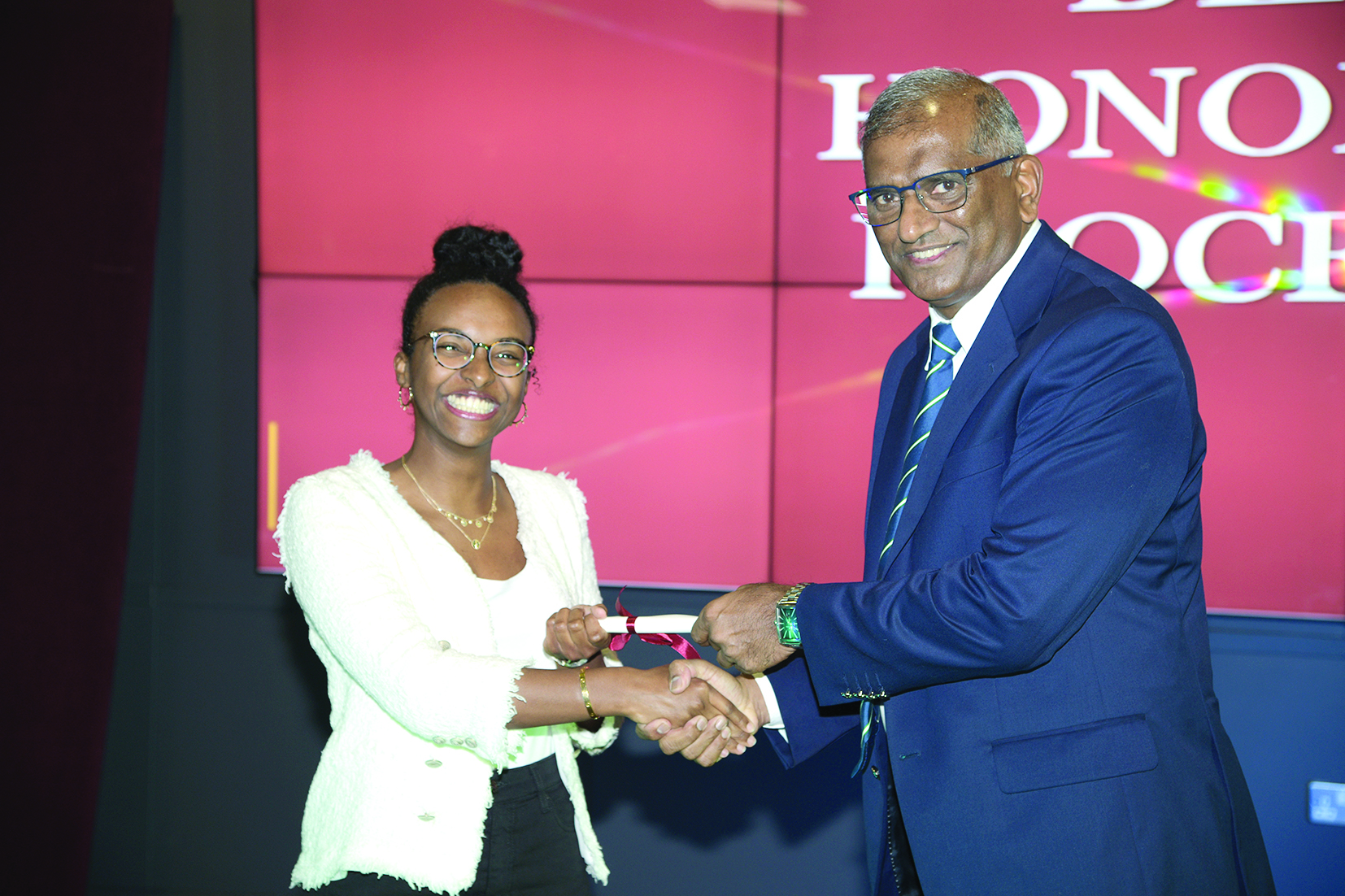 عميد كلية الادارة والاقتصاد الدكتور رالف باليام يسلم شهادة التفوق لإحدى الطالبات