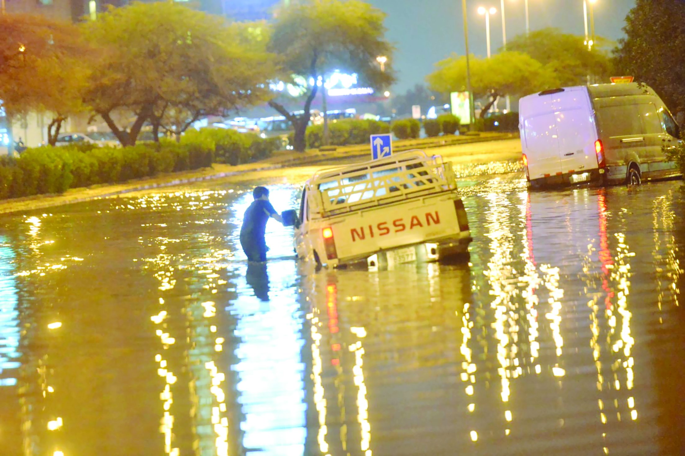 لم تشبه «غرقة» الأمس سابقتها قبل عام، ورغم تعامل الأجهزة المعنية مع البلاغات بطريقة احترافية لإنقاذ ما يمكن إنقاذه، إلا أن حال الطرق انكشفت على وضع مأسوي ينذر بتفاقم الأزمة إذا تكررت الأمطار بكثافة. (تصوير نايف العقلة)