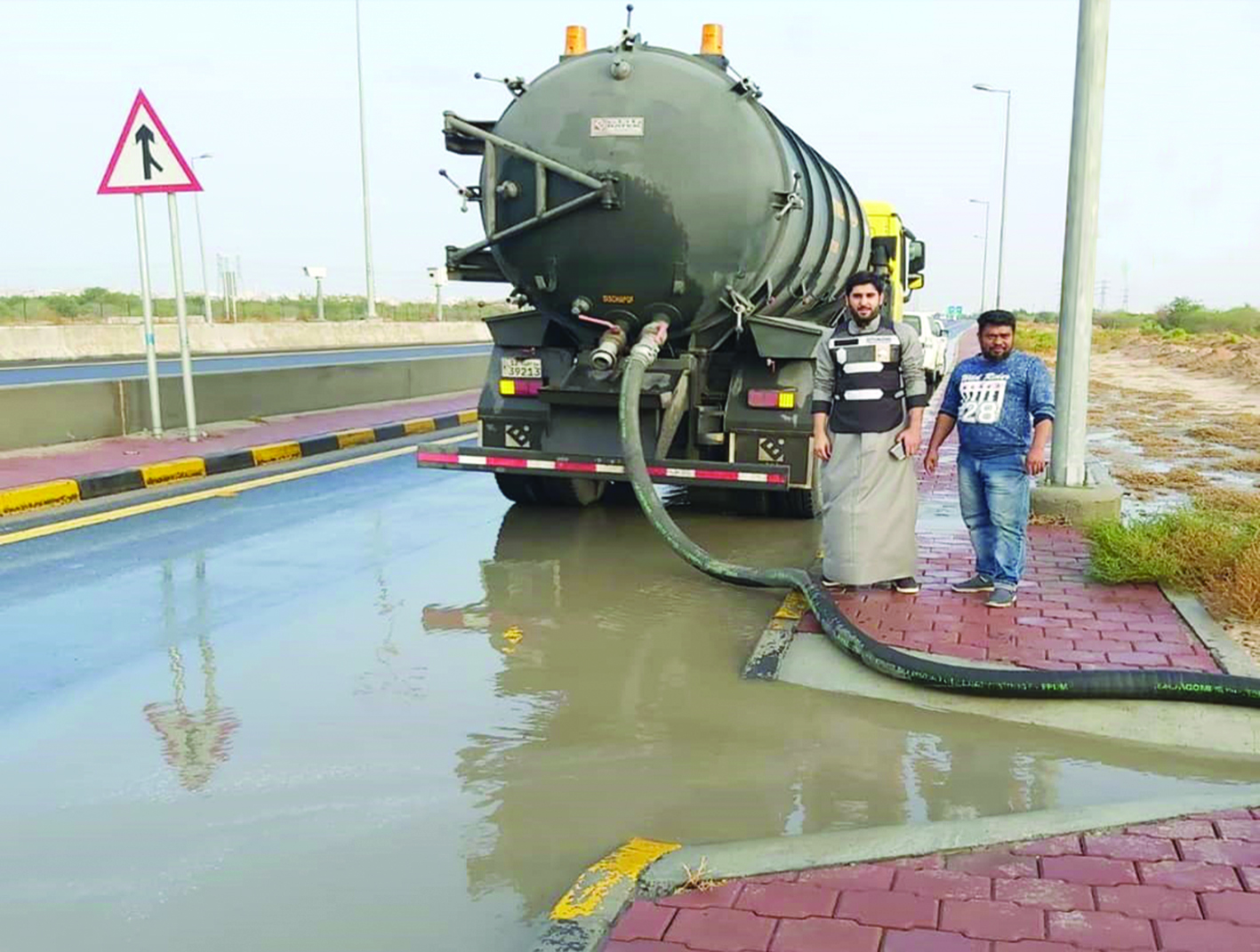 شفط مياه متجمعة بعد ظهر أمس