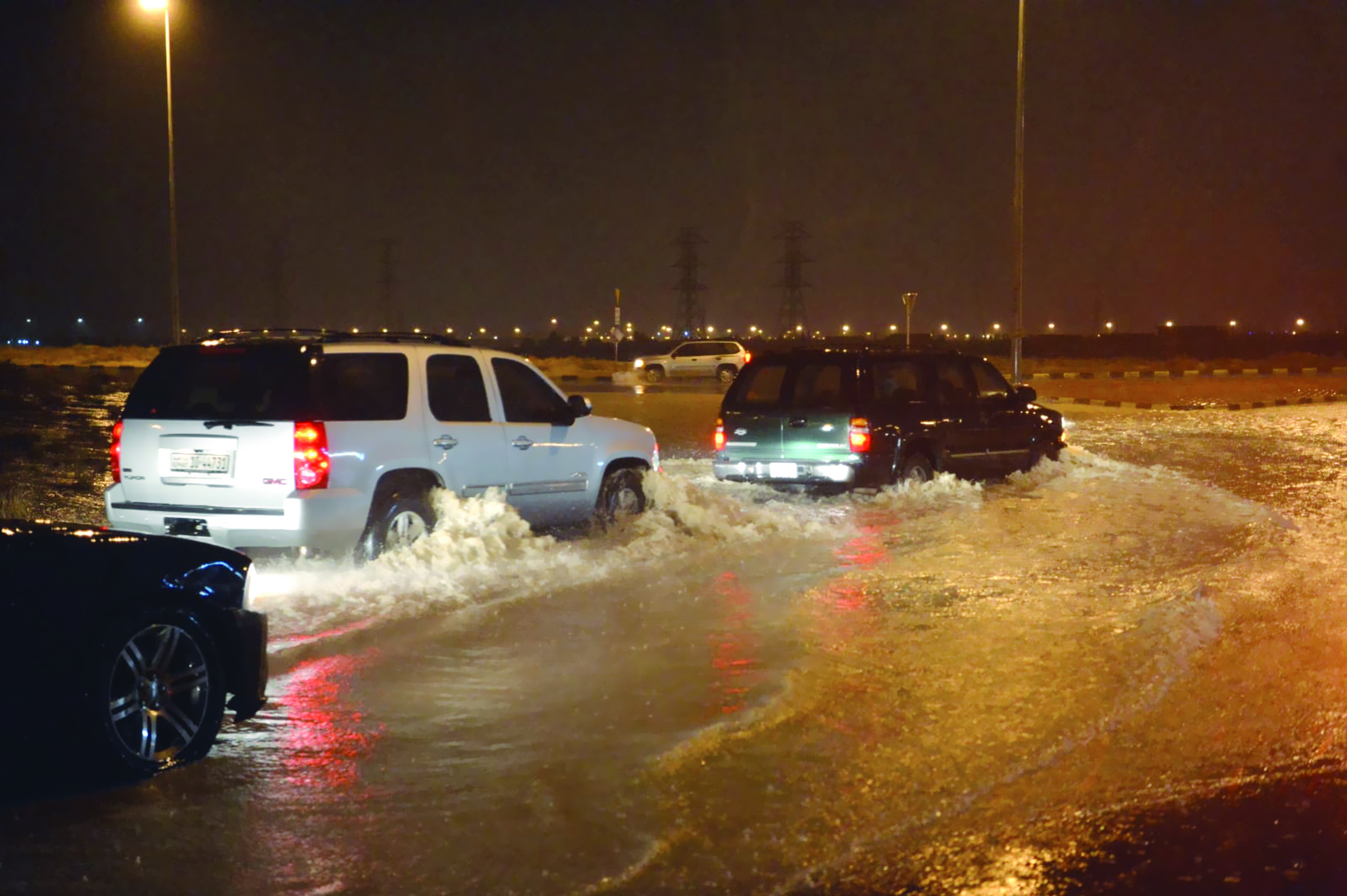 سيارات تشق طريقها وسط السيول