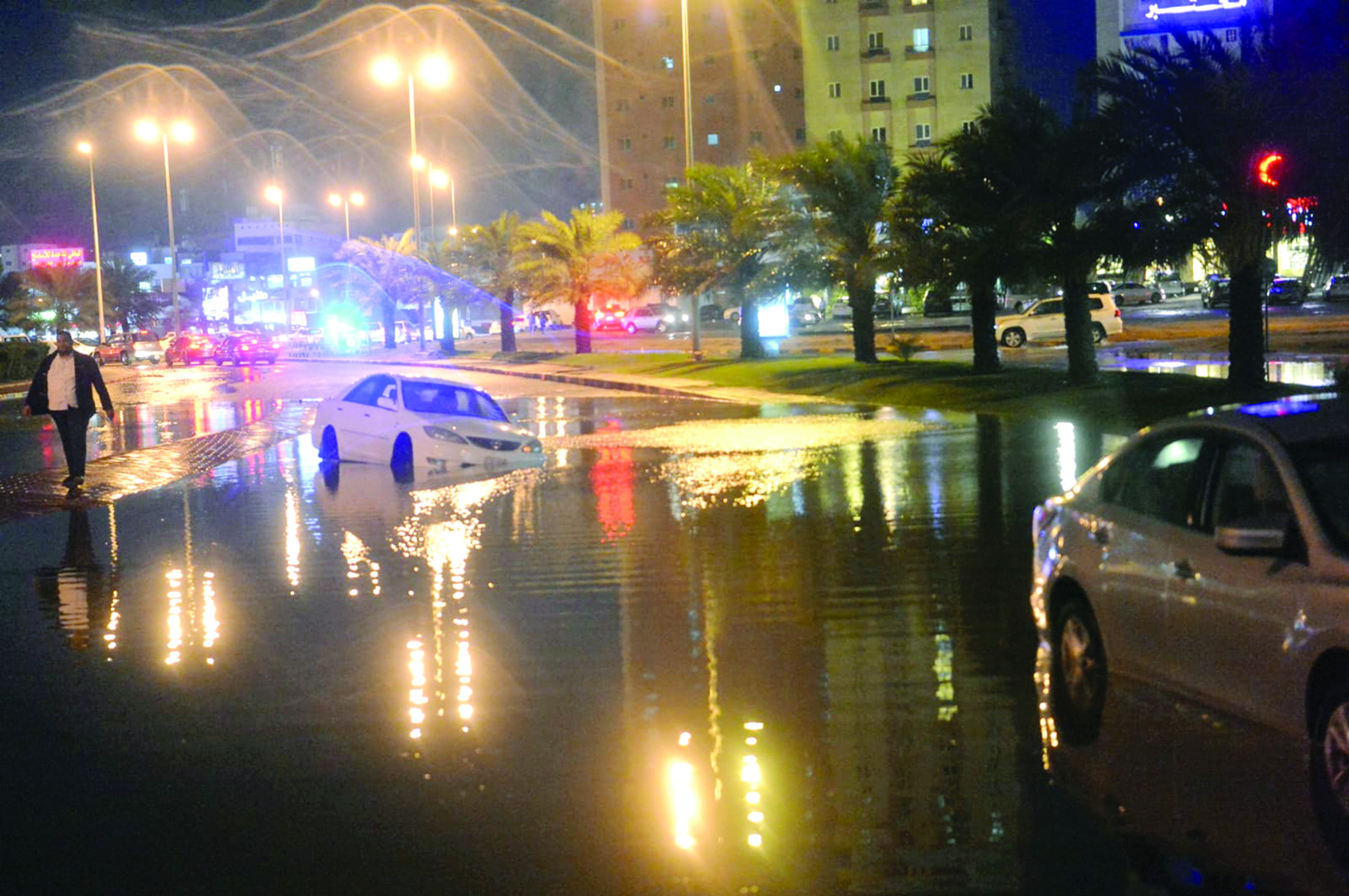 سيارة تسبح في المياه